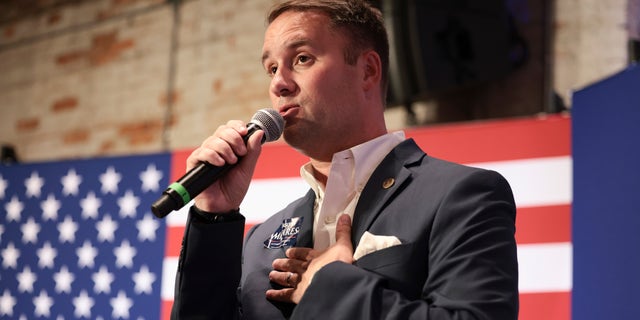Virginia Republican Attorney General candidate Jason Miyares speaks during a campaign rally. (Foto de Anna Moneymaker / Getty Images)