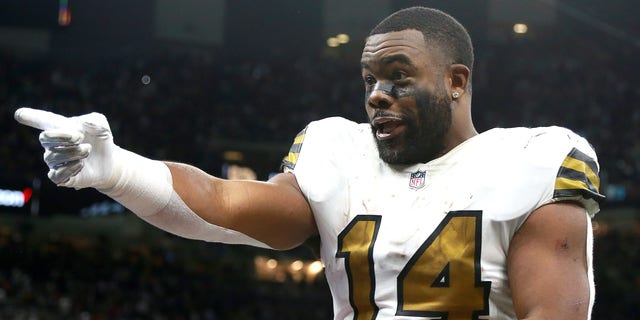 NEW ORLEANS, LOUISIANA - 십월 31: Mark Ingram II #14 of the New Orleans Saints reacts with fans during a NFL game against the Tampa Bay Buccaneers at Caesars Superdome on October 31, 2021 뉴 올리언스, 루이지애나. (Photo by Sean Gardner/Getty Images)