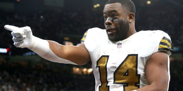 NEW ORLEANS, LOUISIANA - 십월 31: Mark Ingram II #14 of the New Orleans Saints reacts with fans during a NFL game against the Tampa Bay Buccaneers at Caesars Superdome on October 31, 2021 뉴 올리언스, 루이지애나. (Photo by Sean Gardner/Getty Images)