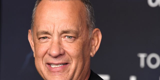 Tom Hanks chega ao Pacific Design Center em 02 de novembro de 2021 em West Hollywood, Califórnia.  (Foto de Steve Granitz / WireImage)