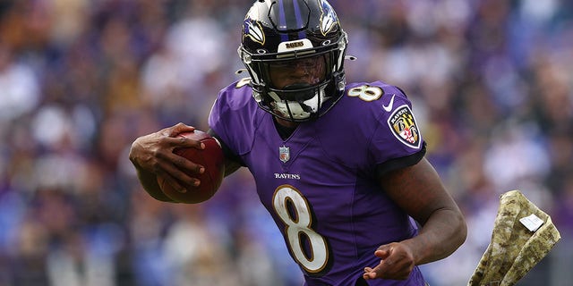 Il quarterback Lamar Jackson #8 dei Baltimore Ravens corre la palla contro i Minnesota Vikings nel secondo trimestre all'M&T Bank Stadium il 7 novembre 2021 a Baltimora, nel Maryland.