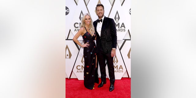 Caroline Boyer and Luke Bryan in a Tom Ford suit walk the red carpet at 55th Annual CMA Awards