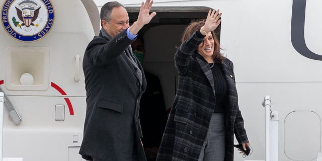 PARIS, FRANCE - 13 NOVEMBRE: la vice-présidente des États-Unis, Kamala Harris, et son mari Douglas Emhoff quittent la France à l'aéroport d'Orly le 13 novembre 2021 à Paris, France.  La vice-présidente est à Paris depuis cinq jours, au cours desquels elle a assisté à plusieurs événements officiels, dont la commémoration de l'armistice, et a rencontré le président français Emmanuel Macron.  (Photo de Marc Piasecki/Getty Images)