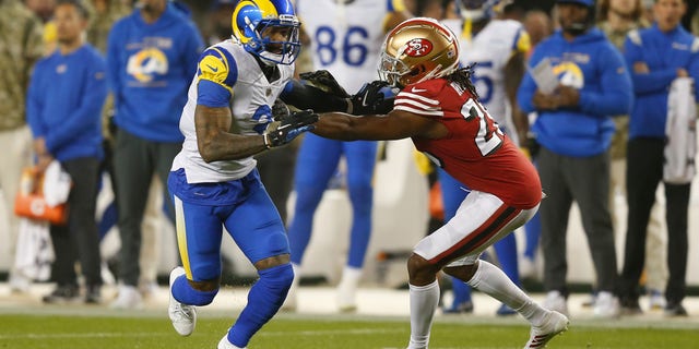 Odell Beckham Jr. of the Los Angeles Rams lines up on Josh Norman of the San Francisco 49ers at Levi's Stadium on Nov. 15, 2021 산타클라라에서, 캘리포니아.