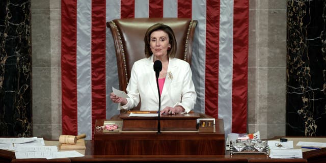 WASHINGTON, DC - NOVEMBER 19: Speaker of the House Nancy Pelosi (D-CA) presides over the vote for the Build Back Better Act at the U.S. Capitol op November 19, 2021 in Washington, DC. The vote, geslaag 220-213, comes after House Minority Leader Kevin McCarty D-CAA) spoke overnight for more than eight hours in an attempt to convince colleagues not to support the $  1.75 trillion social spending bill. (Foto deur Anna Moneymaker/Getty Images)