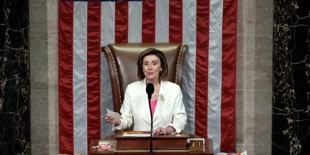 WASHINGTON, DC - NOVIEMBRE 19: Speaker of the House Nancy Pelosi (D-CA) presides over the vote for the Build Back Better Act at the U.S. Capitol on November 19, 2021 en Washington,corriente continuaC. The vote, aprobado 220-213, comes after House Minority Leader Kevin McCartyComo DCA) spoke overnight for more than eight hours in an attempt to convince colleagues not to support the $ 1.75 trillion social spending bill. (Foto de Anna Moneymaker / Getty Images)