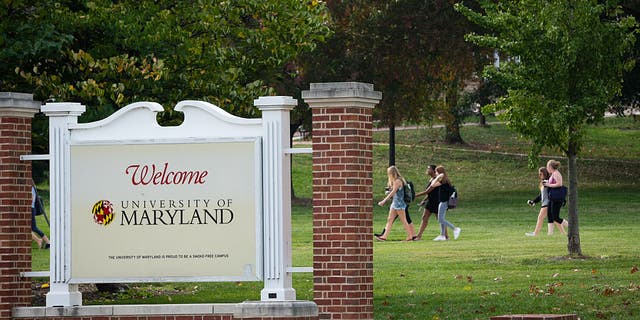  Los peatones cruzan el césped de la capilla en la Universidad de Maryland College Park el jueves 20 de octubre de 2016 (Sarah L. Voisin / The Washington Post a través de Getty Images) 