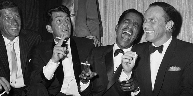Jan Murray (엘) sits alongside Rat Pack members Dean Martin, 새미 데이비스 주니어, and Frank Sinatra as the group unwinds backstage at Carnegie Hall after entertaining at a benefit performance in honor of Dr. 마틴 루터 킹 주니어.