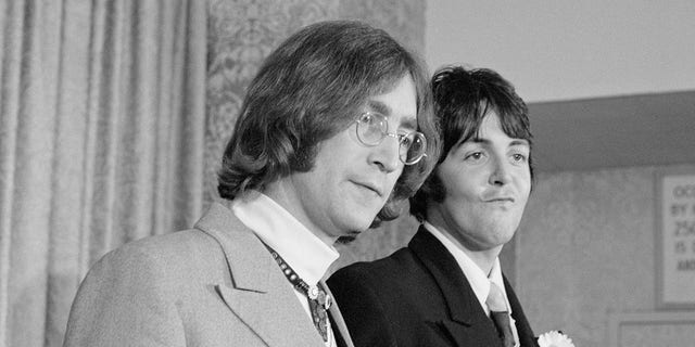 约翰列侬与保罗麦卡特尼一起展示了著名的写道， 