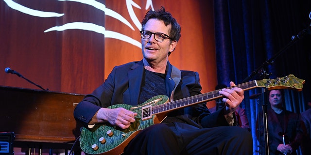 Michael J. Fox performs on stage at A Funny Thing Happened On The Way To Cure Parkinson's benefitting The Michael J. Fox Foundation on November 16, 2019 En nueva york.