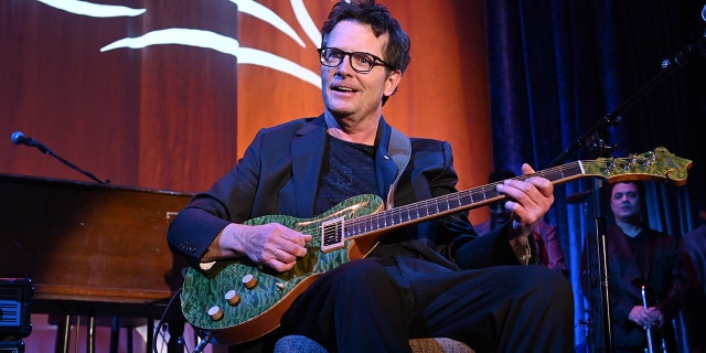 Michael J. Fox se produit sur scène à A Funny Thing Happened On The Way To Cure Parkinson au profit de la Fondation Michael J. Fox le 16 novembre 2019 à New York.