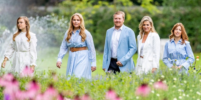 Koning Willem-Alexander der Nederlanden, Koningin Maxima der Nederlanden, Prinses Amalia der Nederlanden, Prinses Alexia der Nederlanden en Prinses Aryan der Nederlanden tijdens hun jaarlijkse Summer Photo Call in het Paleis van Huis ten Bosch 2020, de 17e.  Den Haag, Nederland. 