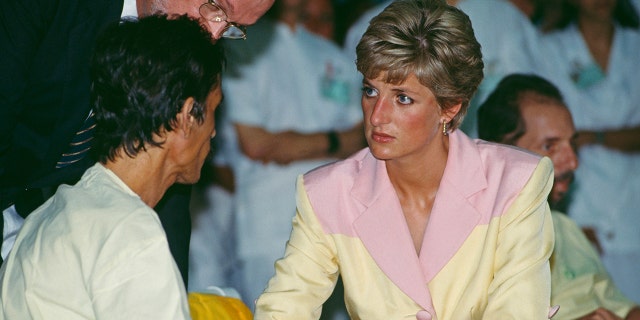 Diana, Princess of Wales (1961 - 1997) visiting patients suffering from AIDS at the Hospital Universidade in Rio de Janeiro, Brazil, 25th April 1991.
