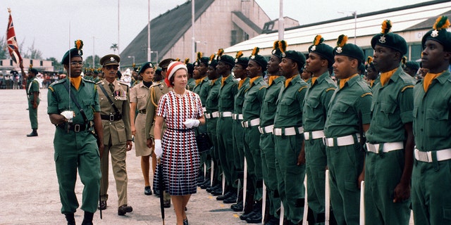 La reina Isabel II inspecciona una guardia de honor a su llegada a Barbados el 31 de octubre de 1977.