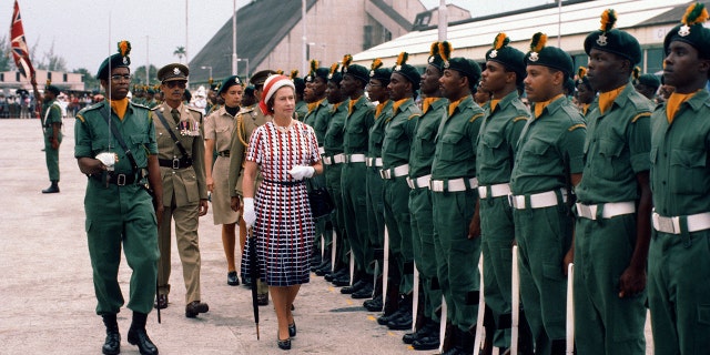 La reina Isabel II inspecciona una guardia de honor a su llegada a Barbados el 31 de octubre de 1977.