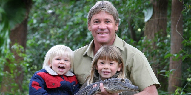 Steve Irwin posa com seus dois filhos.