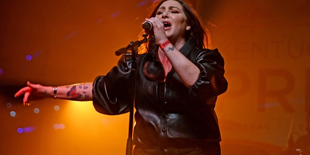 Tiffany performs during the 2021 Kentuckiana Pride Festival at Big Four Lawn at Louisville Waterfront Park Oct. 8, 2021 在路易斯维尔, y.