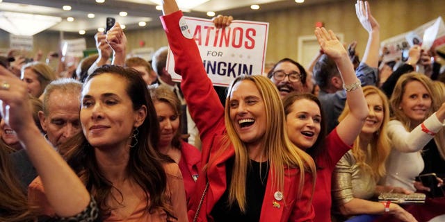 Supporters of Republican nominee for Governor of Virginia Glenn Youngkin react as Fox News declares Youngkin has won his race against Democratic Governor Terry McAuliffe and Youngkin will be the next Governor of Virginia during an election night party at a hotel in Chantilly, バージニア, 我ら。, 11月 3, 2021. ロイター/エリザベス・フランツ?