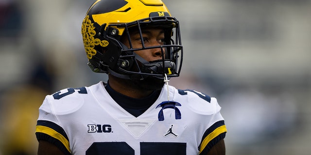 Hassan Haskins of the Michigan Wolverines warms up before the game against the Penn State Nittany Lions at Beaver Stadium on Nov. 13, 2021, in State College, 펜실베니아.