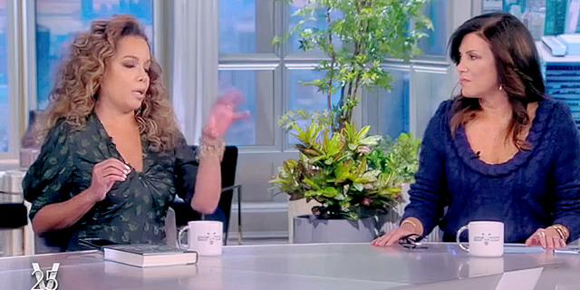 Sunny Hostin and Michele Tafoya debate Colin Kaepernick's comparison of the NFL combine to slavery. (Captura de pantalla/ABC)