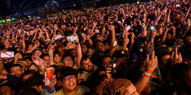 Las multitudes ven a Travis Scott actuar en el Astroworld Festival en NRG Park el viernes 5 de noviembre de 2021 en Houston.  Varias personas murieron y varias otras resultaron heridas en lo que las autoridades describieron como una ola de multitudes en el festival de música mientras Scott actuaba.  Los funcionarios declararon un "incidente de víctimas masivas" Poco después de las 9 pm del viernes, durante el festival, al que asistieron unas 50.000 personas, dijo a los periodistas el jefe de bomberos de Houston, Samuel Peña, en una conferencia de prensa.  (Jamaal)