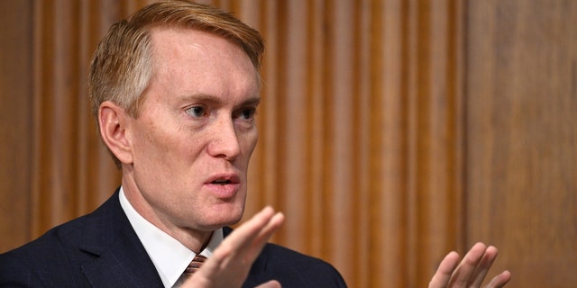 Senator James Lankford speaks during a Senate Finance Committee hearing on the nomination of Chris Magnus to be the next U.S. Customs and Border Protection commissioner, in the Dirksen Senate Office Building on Capitol Hill in Washington, 直流电, 我们。, 十月 19, 2021. Mandel Ngan/Pool via REUTERS