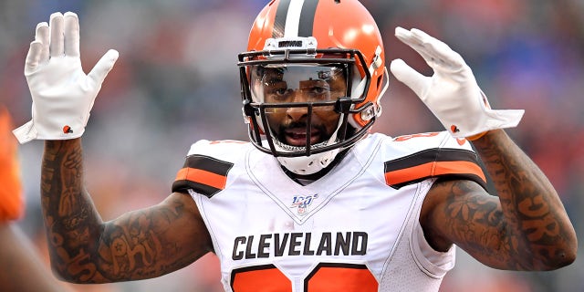 CINCINNATI, OH - DICIEMBRE 29, 2019: Wide receiver Jarvis Landry #80 of the Cleveland Browns signals touchdown toward an official, after a 20-yard touchdown by wide receiver Odell Beckham Jr. #13 in the fourth quarter of a game against the Cincinnati Bengals on December 29, 2019 at Paul Brown Stadium in Cincinnati, Ohio. Cincinnati won 33-23.