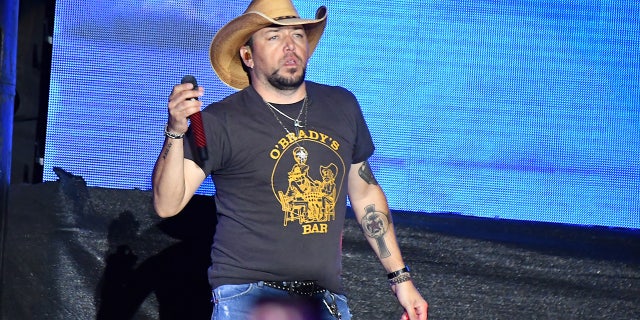 Jason Aldean on stage