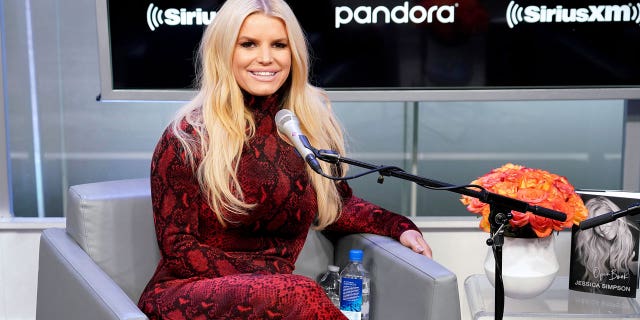 Jessica Simpson dice que ha perdido 100 libras tres veces en las redes sociales.