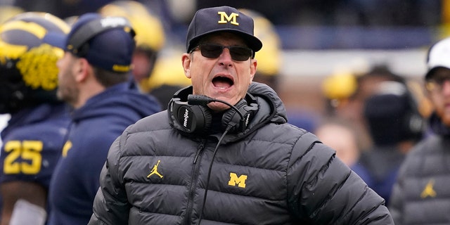 Michigan head coach Jim Harbaugh yells from the sideline during the second half of an NCAA college football game against Ohio State, Saterdag, Nov.. 27, 2021, in Ann Arbor, Ek.