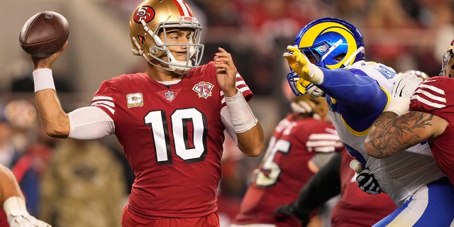 San Francisco 49ers quarterback Jimmy Garoppolo (10) passa contr'à i Los Angeles Rams durante a prima mità di una partita di football NFL in Santa Clara, California, u luni 15 nuvembre 2021.