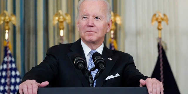 President Biden speaks about the bipartisan infrastructure bill in the State Dinning Room of the White House, Saterdag, Nov.. 6, 2021, in Washington. (AP-foto/Alex Brandon)