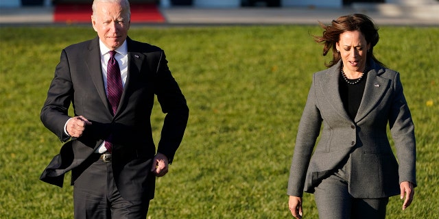 Le président Joe Biden, avec la vice-présidente Kamala Harris sur la pelouse sud de la Maison Blanche à Washington, le lundi 15 novembre 2021. (AP Photo/Susan Walsh)