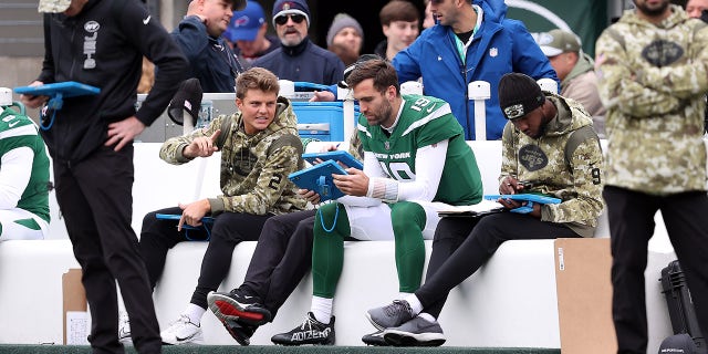EAST RUTHERFORD, NEW JERSEY - NOVEMBER 14: Joe Flacco #19 of the New York Jets on the sideline during the game against the Buffalo Bills at MetLife Stadium on November 14, 2021 in East Rutherford, New Jersey.
