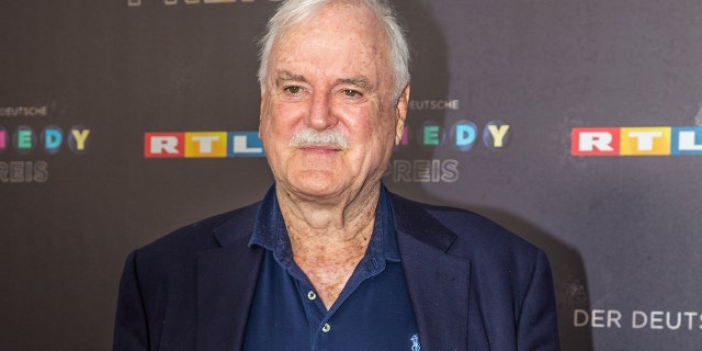 John Cleese ha cancelado previamente su interpretación anterior de Adolf Hitler.