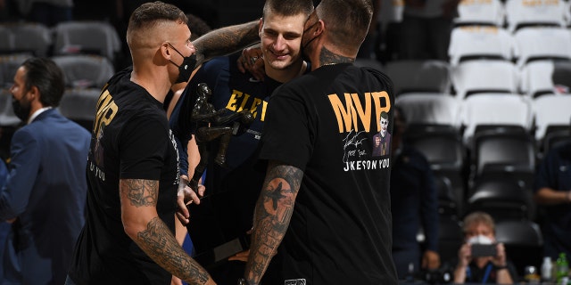 Nikola Jokic of the Denver Nuggets celebrates the Maurice Podoloff Trophy for MVP with his brothers before a game against the Phoenix Suns during Game 3, 円形 2 の 2021 NBA Playoffs June 11, 2021 at the Ball Arena in Denver.