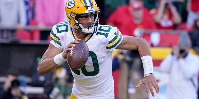 Il quarterback dei Green Bay Packers Jordan Love si ritira durante la prima metà di una partita di calcio della NFL contro i Kansas City Chiefs domenica 7 novembre 2021 a Kansas City, nel Montana.