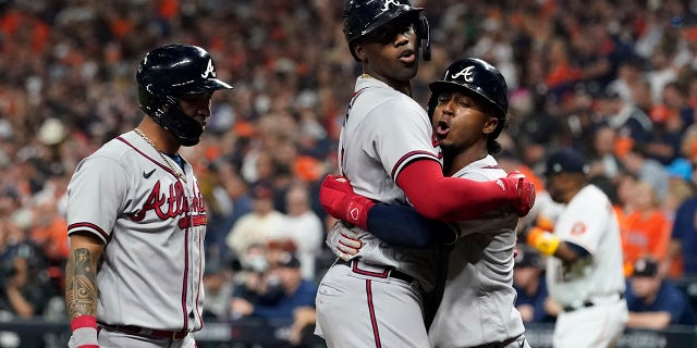 Atlanta Braves' Jorge Soler celebrates a three-run home run with Ozzie Albies in Game 6 of the World Series between the Houston Astros and the Braves on Tuesday, 十一月. 2, 2021, 在休斯敦.