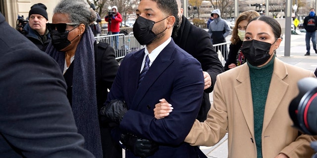 Actor Jussie Smollett arrives with family for the first day of his highly anticipated trial.