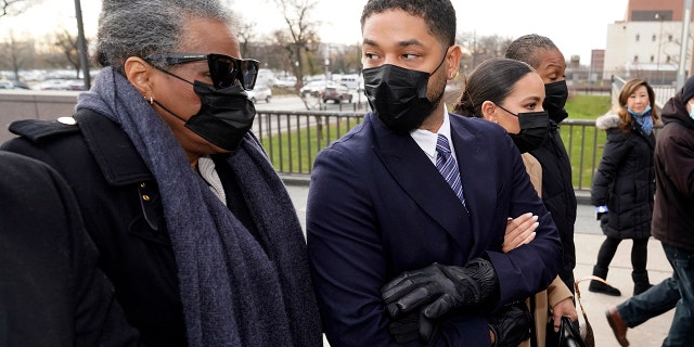 Actor Jussie Smollett looks back at his mother as they arrive with other family members Monday, Nov. 29, 2021, at the Leighton Criminal Courthouse for jury selection at his trial in Chicago.
