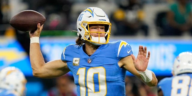 Los Angeles Chargers quarterback Justin Herbert throws a pass during the first half of an NFL football game against the Pittsburgh Steelers, Domenica, Nov. 21, 2021, in Inglewood, Calif.