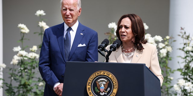 Vice President Kamala Harris delivers remarks, as President Joe Biden looks on, in the Rose Garden of the White House on July 26, 2021 in Washington, DC. (Foto deur Anna Moneymaker/Getty Images)