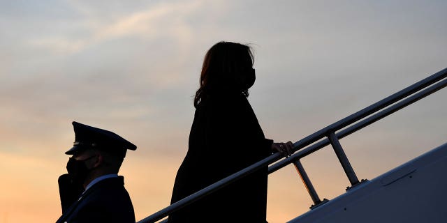 Vice President Kamala Harris boards Air Force Two after visiting Plumbers and Pipefitters Local 189 union to promote the infrastructure plan, at John Glenn Columbus International Airport, in Columbus, Ohio, il nov. 19, 2021.