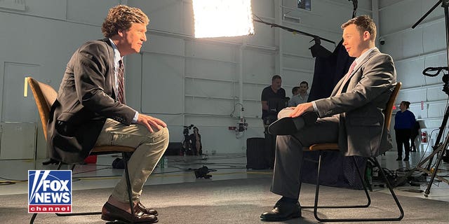 Tucker Carlson interviewe Kyle Rittenhouse sur Tucker Carlson Tonight de FOX News Channel après son acquittement.