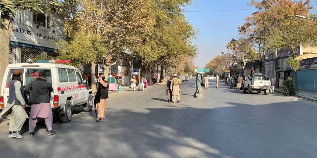 Une ambulance est vue alors que les talibans prennent des mesures de sécurité après qu'un hôpital militaire situé dans la région de Wazir Akbar Khan a été touché par deux attentats à la bombe dans la capitale afghane Kaboul le 2 novembre.