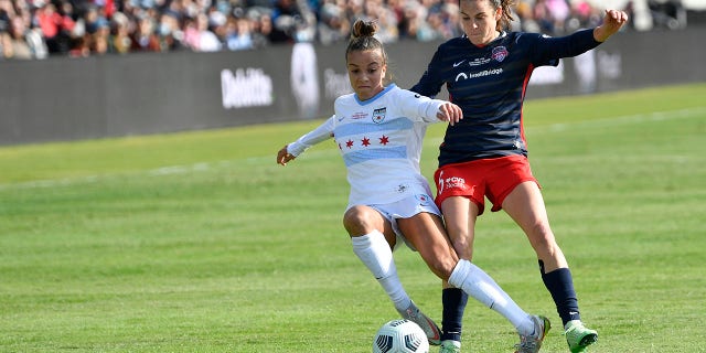 Washington Spirit defender Kelley O'Hara (5) battles Chicago Red Stars forward Mallory Pugh (9) for the ball during the NWSL Championship match at Lynn Family Stadium Nov 20, 2021, in Louisville, Ky.
