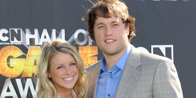 Detroit Lions quarterback Matthew Stafford and Kelly Hall arrives at Cartoon Network Hall of Game Awards held at The Barker Hanger on February 21, 2011 in Santa Monica, Kalifornië.