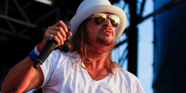 Kid Rock se presenta en el Indianapolis Motor Speedway.