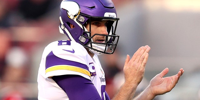 산타클라라, CALIFORNIA - 십일월 28: Kirk Cousins #8 of the Minnesota Vikings reacts after a rushing touchdown by teammate Alexander Mattison #25 (not in photo) in the third quarter against the San Francisco 49ers at Levi's Stadium on November 28, 2021 산타클라라캘리포니아lifornia.