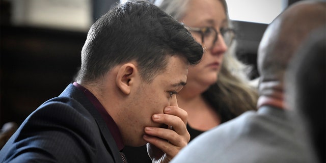 Kyle Rittenhouse reacts after he is found not guilty on all counts at the Kenosha County Courthouse in Kenosha, Wis., el viernes, nov. 19, 2021. 